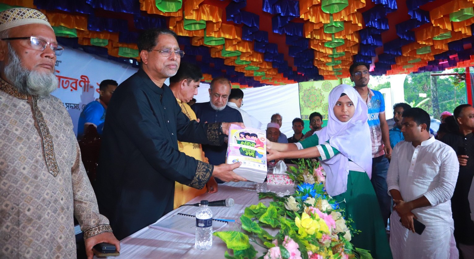 নোয়াখালীতে শতাধিক সুবিধাবঞ্চিত শিক্ষার্থীর মাঝে শিক্ষা উপকরণ বিতরণ